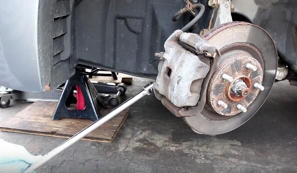 How to Change the Brake Pads And Rotors (2)