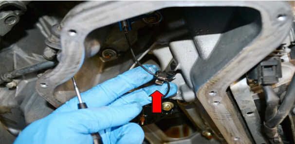 How to Replace Oil Level Sensor for Mercedes Benz (11)